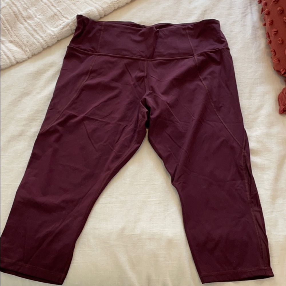 Athleta cropped burgundy leggings with pockets